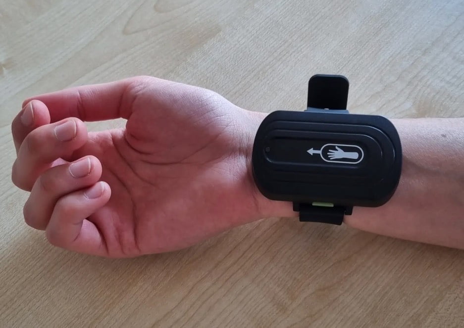 این مچبند با تحریک الکتریکی عصب «مدین» میتواند تیک سندرم تورت را کاهش بدهد