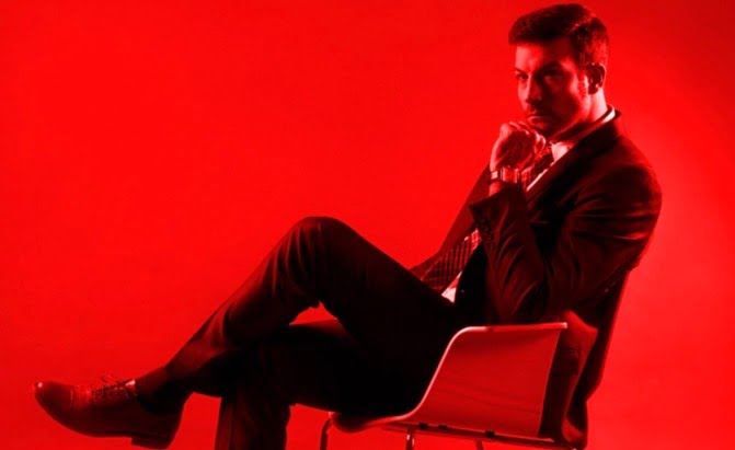 انداختن پا روی پا به صورت ضربدری زیانآور است! یک کارشناس آناتومی بالینی، علتش را به ما میگوید